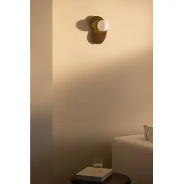 Lampada da parete in ferro con sfera in vetro Travis