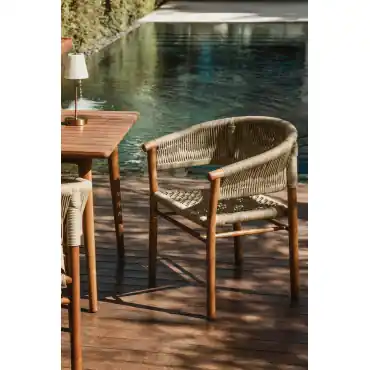 Sedia da giardino Tenay Classic con braccioli in legno di acacia e corda intrecciata
